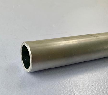 een overschreden Negende Aluminium Buis 40X5 mm - Goed Metaal